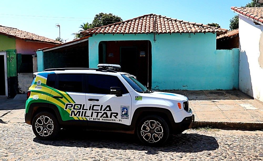 Casal vai à praia e deixa filhos vendendo drogas em casa