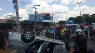 Acidente entre carro e caminhonete deixa uma pessoa ferida