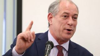 Ciro Gomes retorna ao Brasil, mas evita falar sobre segundo turno