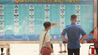 Tribunal da China exibe fotos de devedores em paradas de ônibus