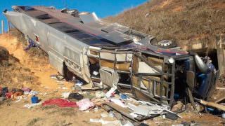 Ônibus cai em ribanceira e deixa mortos na BR-146