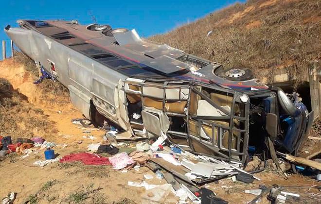 Ônibus cai em ribanceira e deixa mortos na BR-146