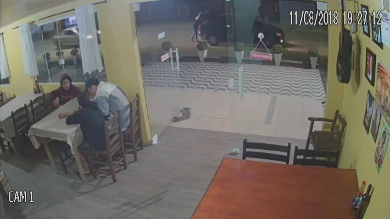 VÍDEO: Mulher é prensada contra porta-malas do próprio carro por outro veículo