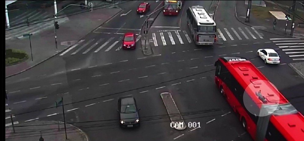 Jovem que ficou por quase 60 km sobre teto de ônibus tem quadro estável na UTI