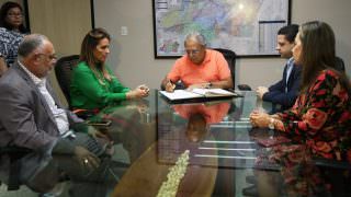 MANAUS, 10/10/2017. GOVERNADOR AMAZONINO MENDES, EMPOSSA QUATOR NOVOS SECRETARIOS NA SEDE DO GOVERNO. NA FOTO: (E/D) OLAVO CELSON TAPAJOS SILVA - SEC. EXTRAORDINÁRIO, ANGELA NEVES BULBOL - SEAD, AMAZONINO MENDES , DALLAS WANDERLEY MUNIZ - SEJUSC E MÔNICA MENDES - SEC. EXTRAODINARIA. FOTO: CLOVIS MIRANDA / SECOM