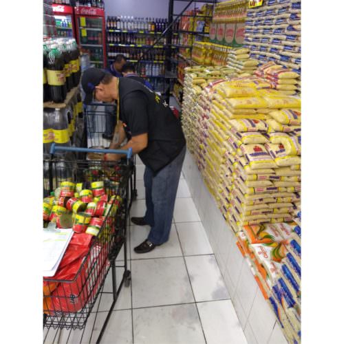 Procon-AM autua supermercado por vender produtos vencidos