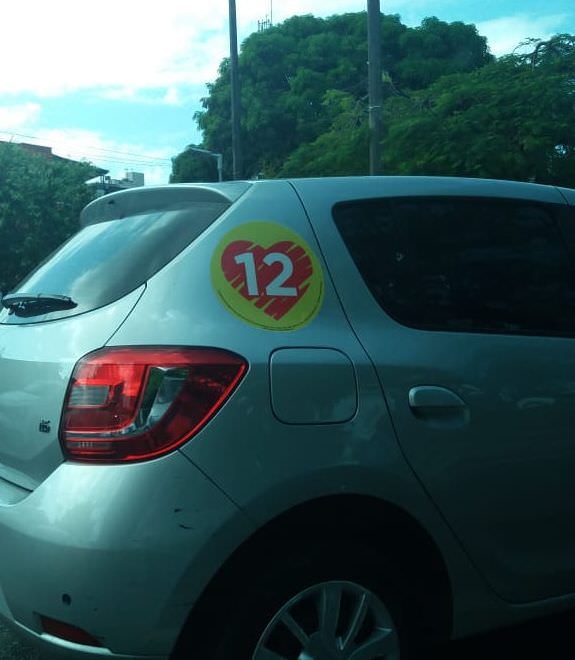 Carros com adesivos de campanha de Amazonino circulam em Manaus