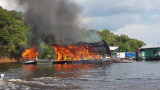Ar-condicionado causa incêndio em flutuante na Marina do Davi; veja vídeos