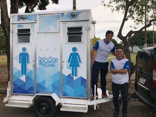 Engenheiro e empresário criam cabine de banho itinerante para moradores de rua 