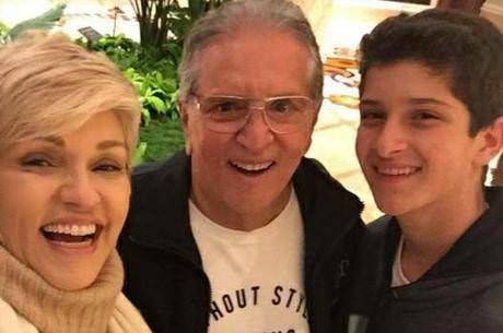 Carlos Alberto rebate fã que criticou medicação ao filho após lesão