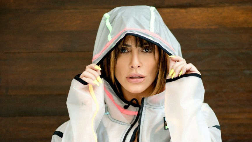Cleo posa nua em banheira e leva seus fãs à loucura