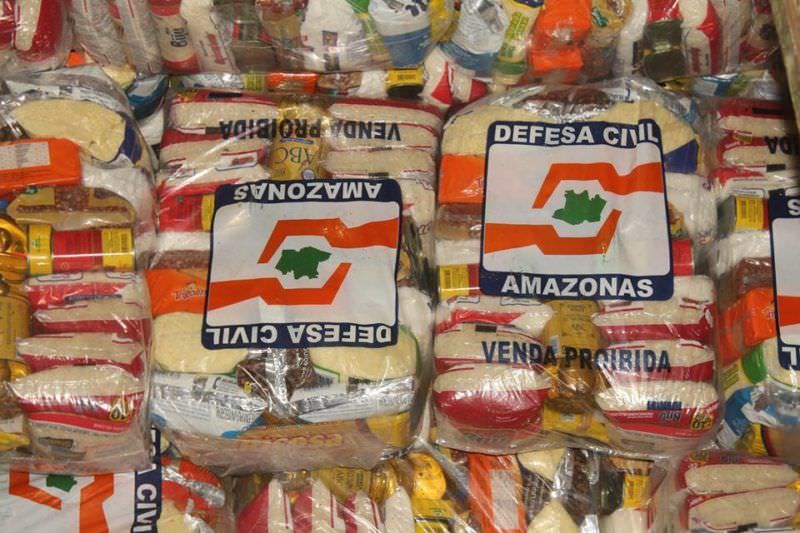 A dois meses das eleições, governo de Amazonino distribui cestas básicas no AM