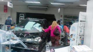 Motorista perde direção de carro e invade farmácia em Manaus