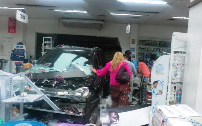 Motorista perde direção de carro e invade farmácia em Manaus