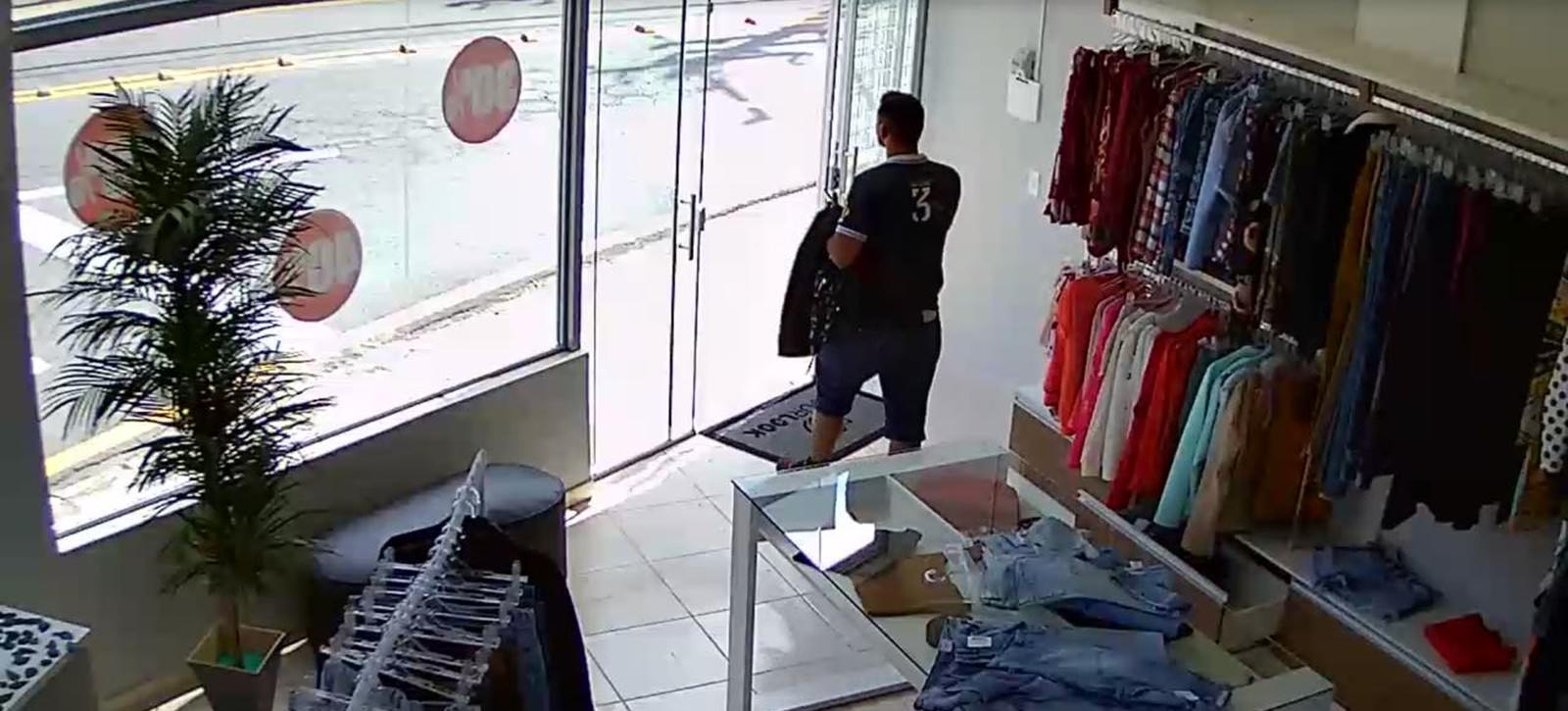 Mulher é raptada com o filho e estuprada por agressor dentro de carro