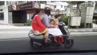 Vídeo flagra menina de 5 anos pilotando moto com pais e irmão na garupa