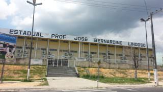 Professora e aluno são baleados em frente de escola estadual