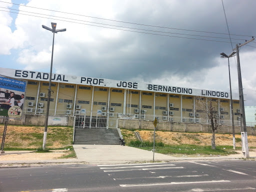 Professora e aluno são baleados em frente de escola estadual