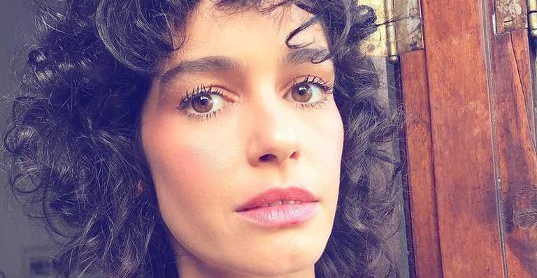 Maria Flor compartilha foto com pelos nas axilas e manda recado aos críticos