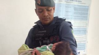 Bebê é resgatado por PMs após suposto maus-tratos pela mãe