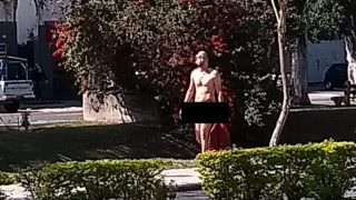 Homem é flagrado andando nu em avenida