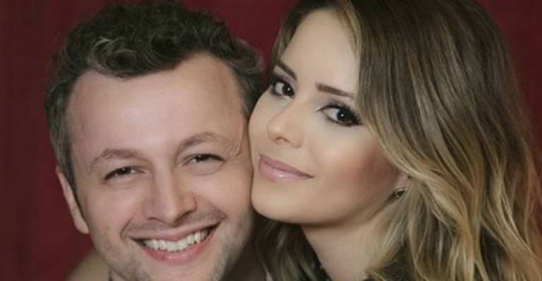 Sandy e marido mostram boneca do filho e gera debate entre fãs