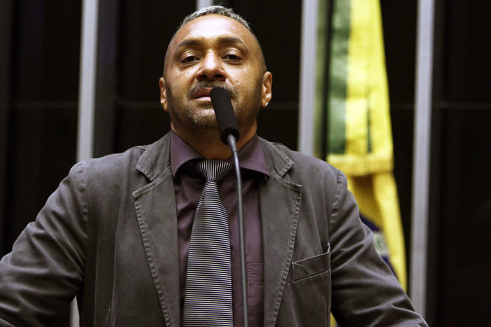 'Enganei você', diz Tiririca ao voltar a pedir votos como deputado