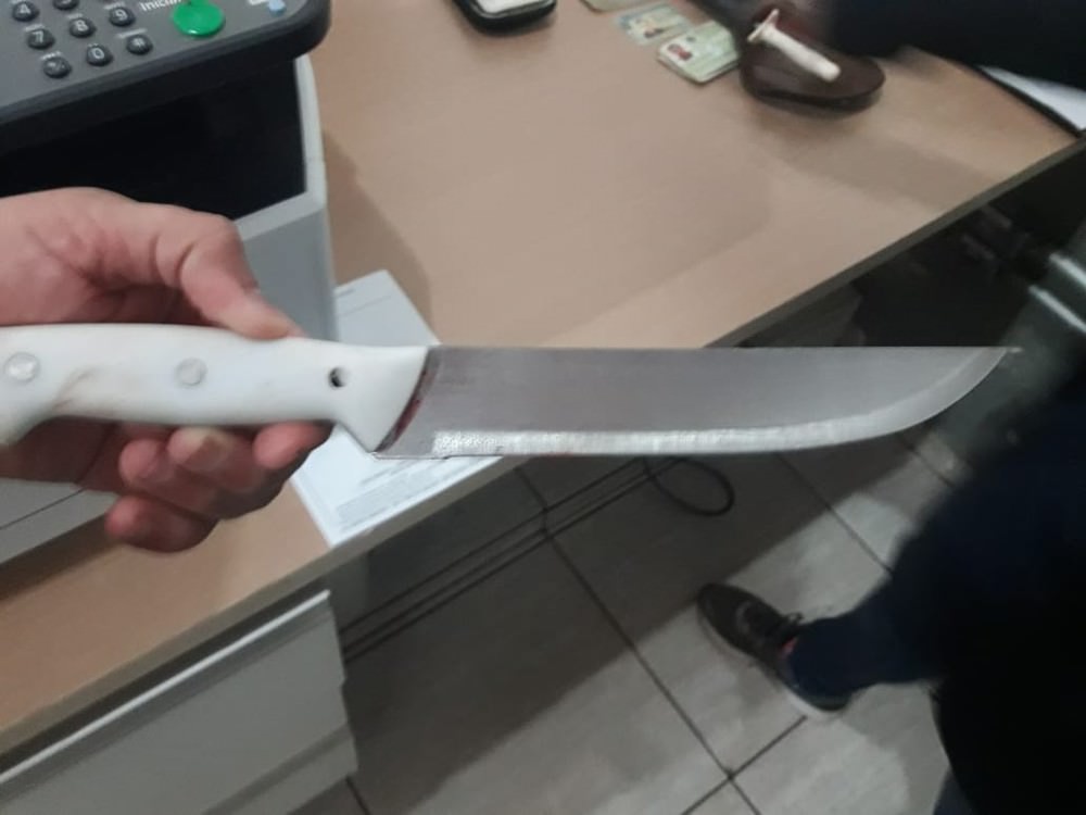 Homens se esfaqueiam por botijão de gás e um morre