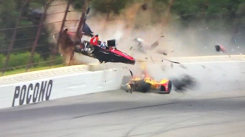Piloto da Indy sofre fraturas nas duas pernas em forte acidente