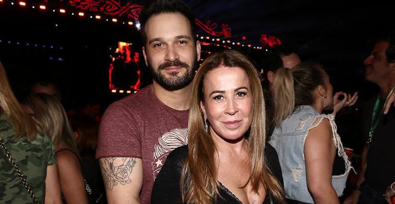 Zilu Camargo sensualiza com o namorado na Disney; confira