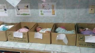 Bebês recém-nascidos dormem em caixas de papelão em hospitais na Venezuela