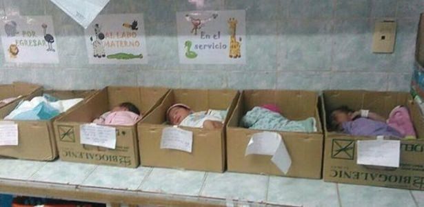 Bebês recém-nascidos dormem em caixas de papelão em hospitais na Venezuela