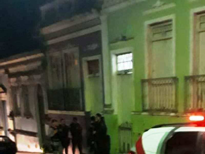 Médico e companheiro são brutalmente assassinados dentro da própria residência