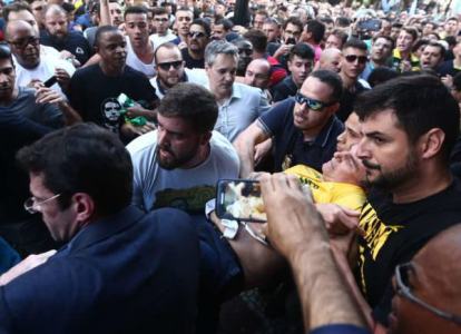 Bolsonaro leva facada durante ato de campanha, diz PM