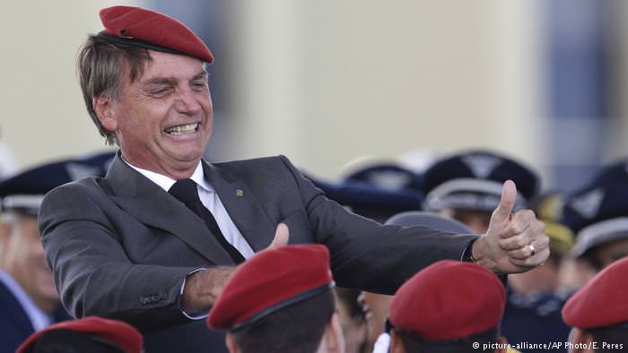 Após matéria da Veja, internautas fazem campanha #BolsonaroNaCadeia