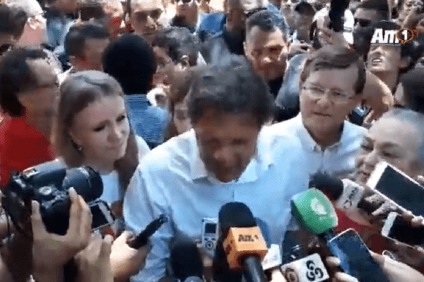 Candidato à presidência Fernando Haddad faz ato político no Centro de Manaus