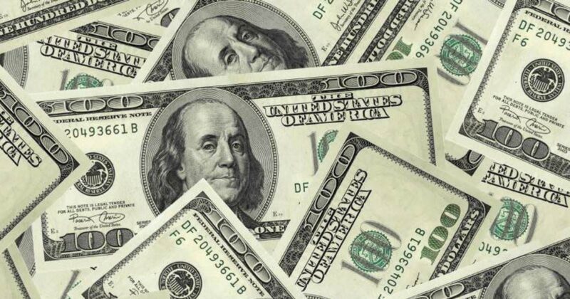 Dólar volta a subir e chega a ser negociado acima de R$ 3,80