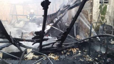 Homem morre carbonizado após incêndio em residência