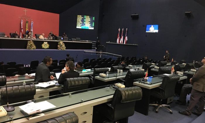 A dez dias das eleições, deputados 'criam' recesso para intensificar campanha