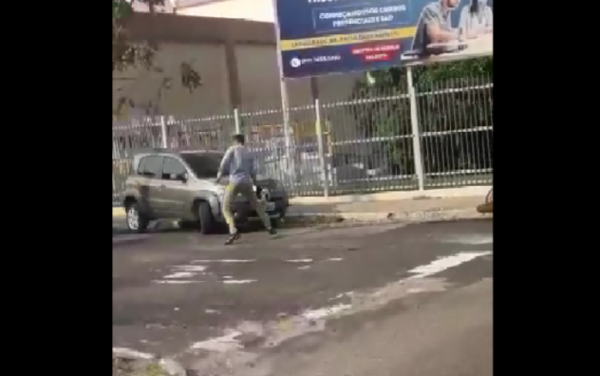 Após acidente de trânsito, motorista tenta atropelar motociclista; veja vídeo