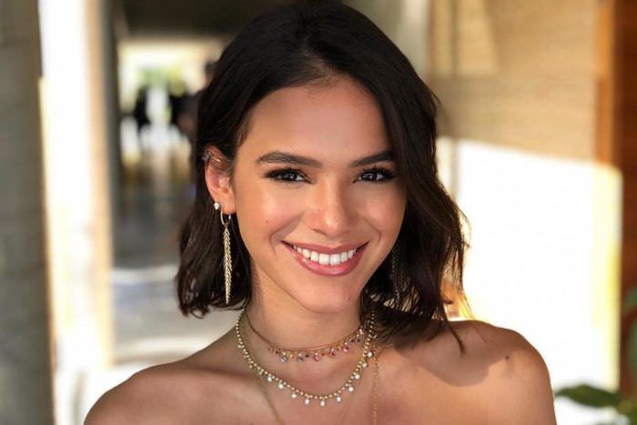 Sensual, Bruna Marquezine surge de roupão em sacada de Veneza