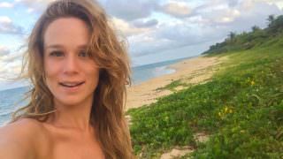 Mariana Ximenes posa completamente nua e diz: ''Aceito meu corpo''