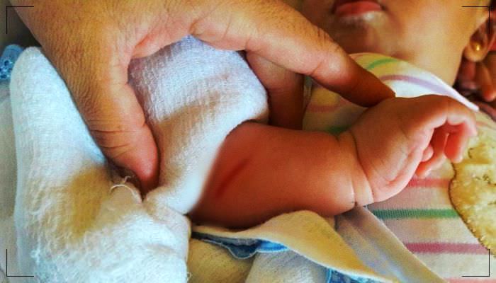 Ladrão esfaqueia bebê de 3 meses em assalto por mãe estar sem o celular