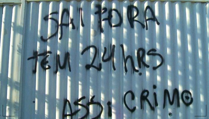 Facção criminosa picha portão obrigando família a sair de casa em 24 horas