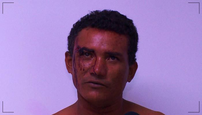 Homem é preso após esfaquear ex-mulher por ciúme e chora arrependido