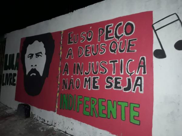 Grupo pinta rosto de ex-presidente Lula em residências de Manaus