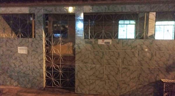 Cabos eleitorais de Amazonino colam sem permissão adesivos em casas na zona Norte