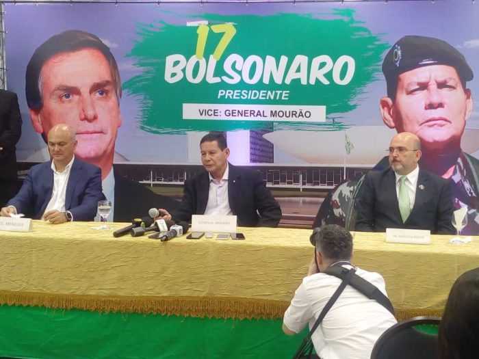 Vice de Bolsonaro muda discurso e diz que violência se combate com Educação