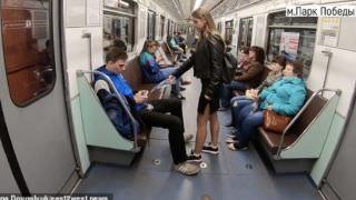 Feminista joga água com alvejante em homens de pernas abertas no metrô