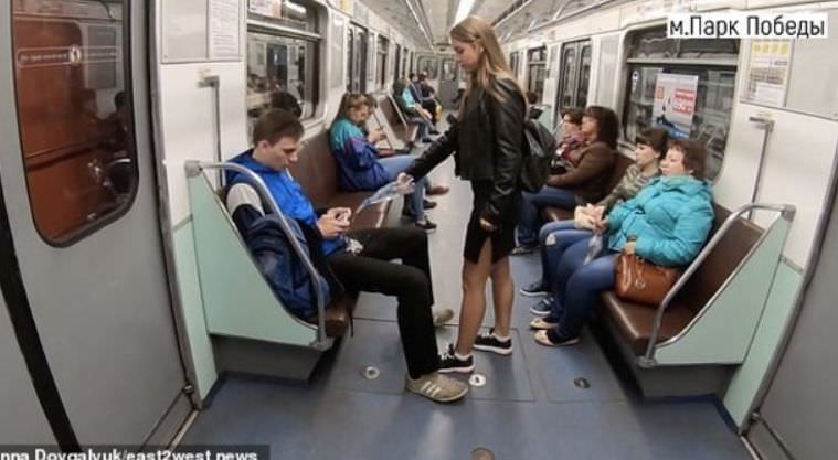 Feminista joga água com alvejante em homens de pernas abertas no metrô